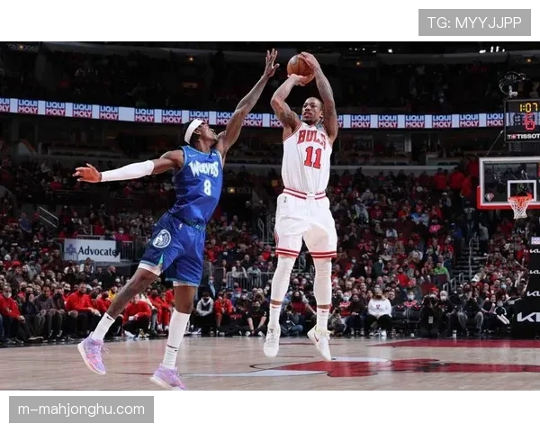 特写：终场哨响，德罗赞与拉文紧紧相拥，这或是公牛后场双枪的最后一战？